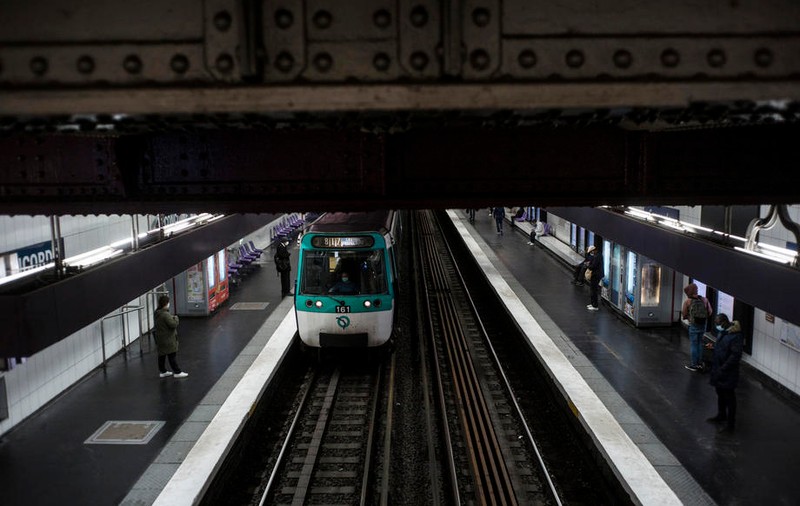 Un bărbat a fost înjunghiat mortal într-o stație de metrou din Paris