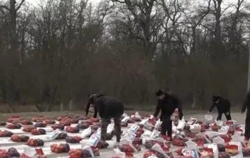 FOTO. O pungă de cartofi, una de ceapă… Ce ar fi primit familiile cecenilor uciși în Ucraina de la guvernul lui Ramzan Kadîrov