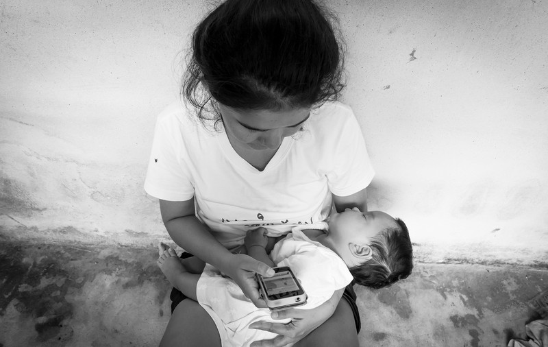 Dincolo de etichete: Cum încearcă o adolescentă devenită mamă la 16 ani să-și găsească locul într-o comunitate rurală