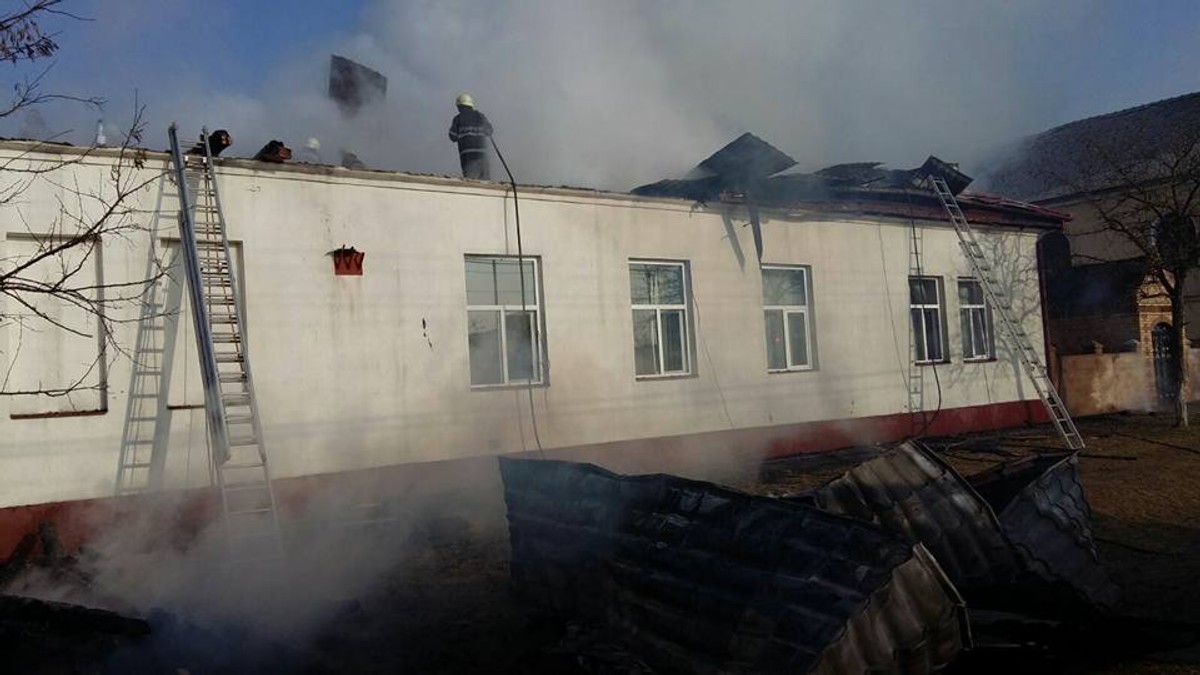 Incendiu la o școală din județul Timiș. Acoperișul clădirii, făcut scrum de flăcările uriașe