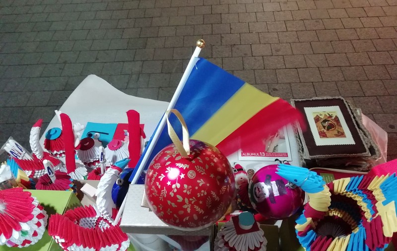 GALERIE FOTO/ Câțiva buzoieni talentați fac spectacol din hârtie. Creează decorațiuni de Crăciun inedite