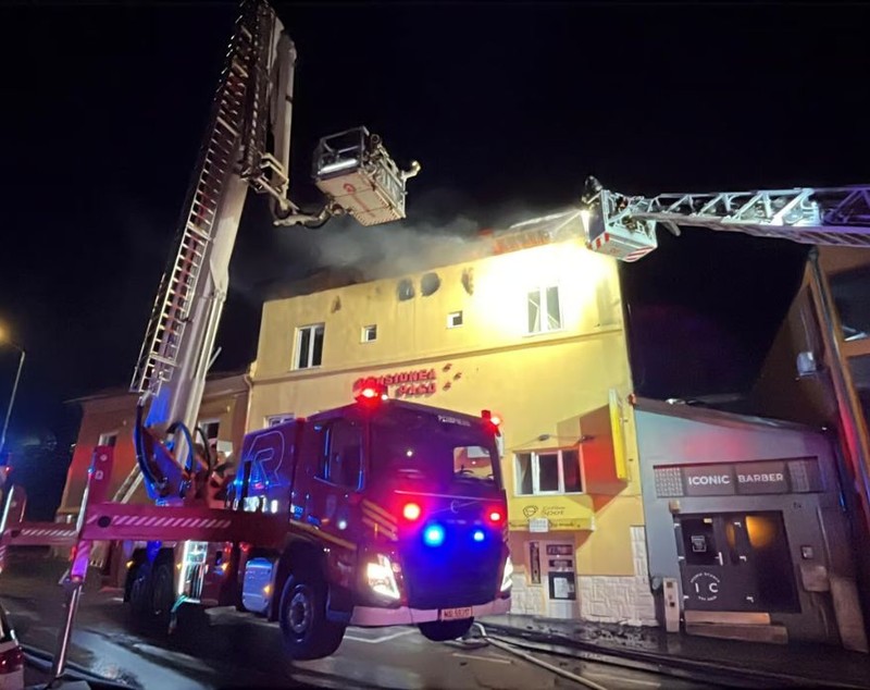 Un incendiu a izbucnit la o pensiune din campusul studențesc Hasdeu, Cluj-Napoca, extinzându-se la două case