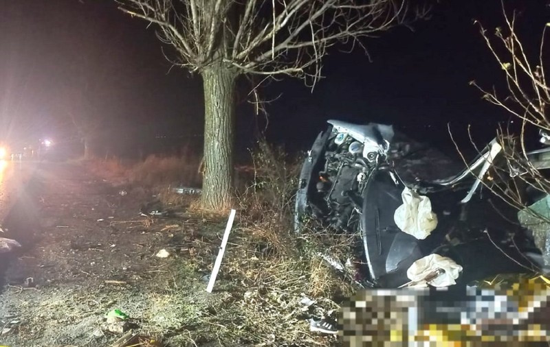 Doi bărbați morți și o femeie inconștientă, într-o mașină răsturnată la Moșteni, pe un drum județean din Teleorman