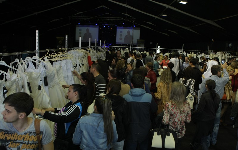 Ce înghesuială la rochii de mireasă! Vezi cum a fost la primul Black Friday pentru nunţi!