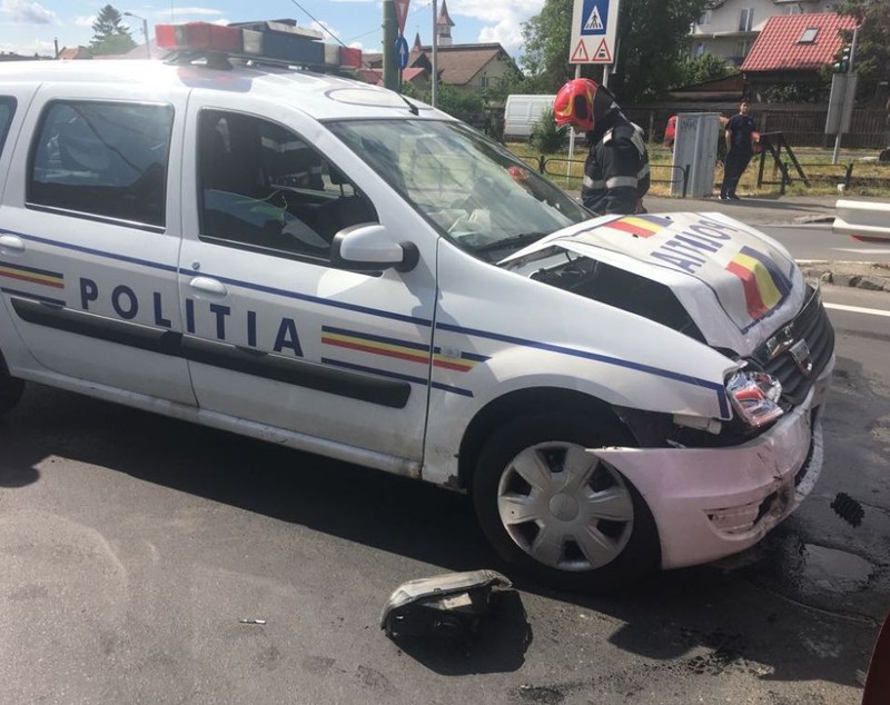 FOTO/ O polițistă din Brașov a fost rănită în trafic de un șofer care nu a dat prioritate