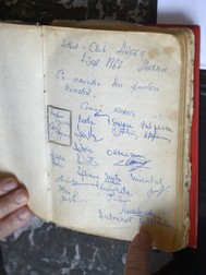 Caietul de amintiri al lui Hashim cu autografele celor de la FC Argeș, din 1967