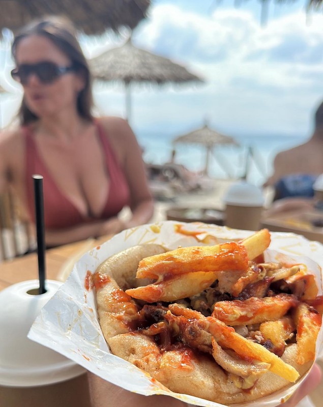 Cât a plătit Mădălin Ionescu pentru un gyros în Grecia. Și-a petrecut minivacanța de 1 Mai în Halkidiki