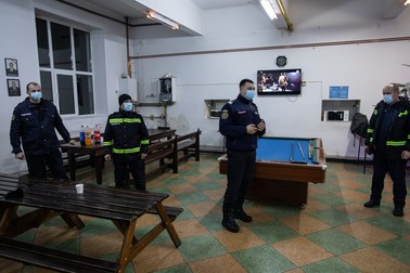 Pompierii, în sala de mese, între intervenții. Foto: Vlad Chirea