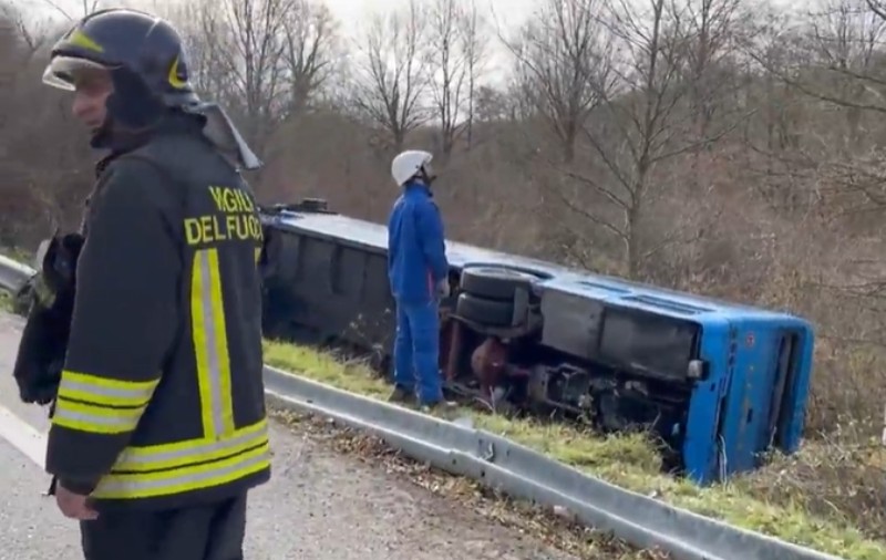 Un autocar care transporta 40 de elevi s-a răsturnat pe un drum din Italia