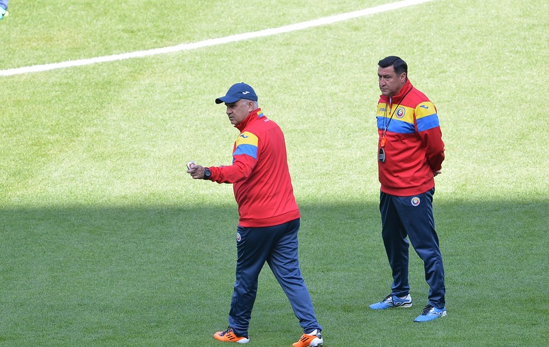 Euro 2016. Râzi cu lacrimi! Iordănescu a fost luat la mișto de un fost coleg de la Steaua! Iată ”rugăciunea” habotnicului General / Foto în articol