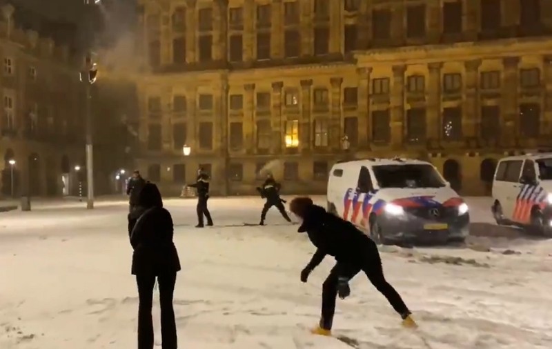 VIDEO | Polițiștii olandezi, bătaie cu bulgări în dimineața primei furtuni de zăpadă care a lovit țara, după mai bine de zece ani