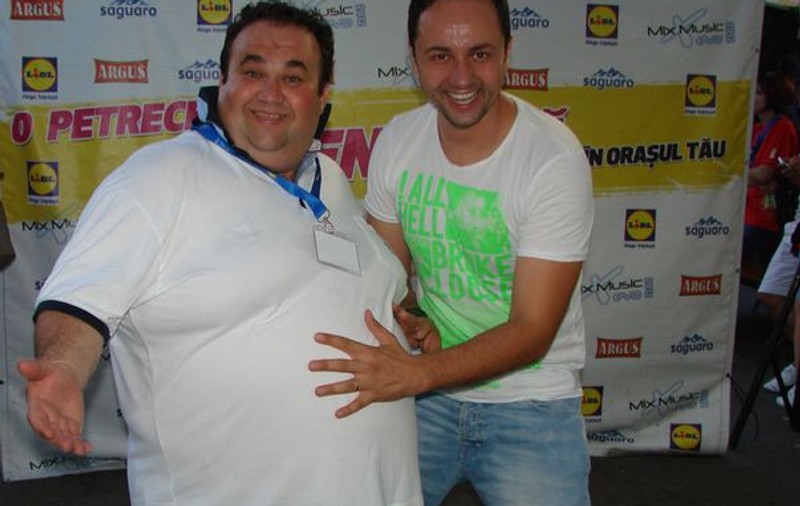 Măruţă îşi plăteşte prietenul ca să slăbească. Uite ce contract au semnat şi câţi bani primeşte amicul lui dacă scapă de 50 kg!