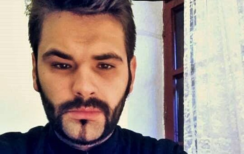 Un preot îmbină cu succes muzica rock, arta şi biserica!