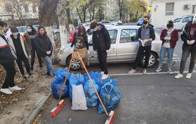 Două generații, profesor și elev, despre educația pentru mediu: „Copiilor putem să le captăm atenția cumva, dar ce facem cu cei mari?”