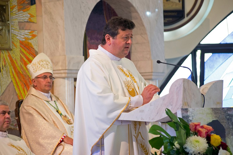 Părintele Lucian Păuleț. În fundal este noul episcop de Iași, Iosif Păuleţ