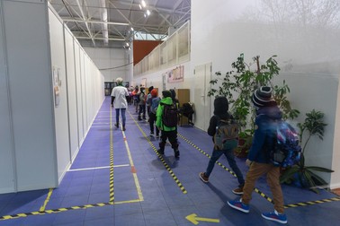 Elevii sunt conduși la clase prin sala de sport