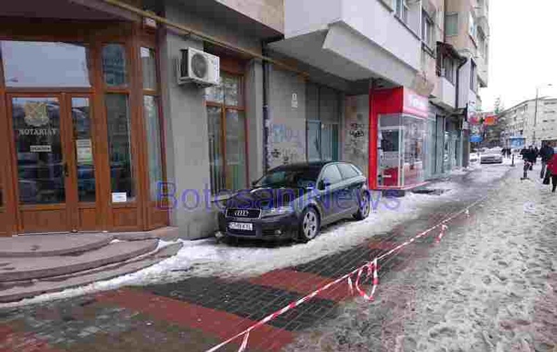 Bărbat rănit grav de gheața căzută de pe acoperișul unui bloc din Botoșani