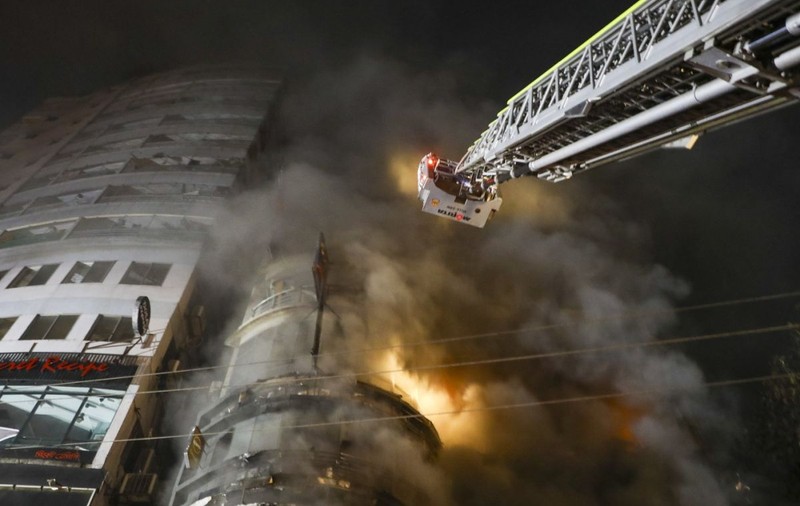 Incendiu puternic într-o clădire din capitala Bangladesh-ului. Cel puțin 45 de persoane au murit
