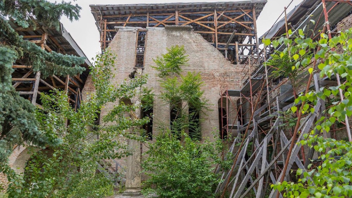  Palatul Voievodal Curtea Veche - clădire veche aflată în stare avansată de degradare