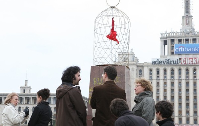 Uite ce paradă a fost pe soclul lui Lenin de la Casa Presei!