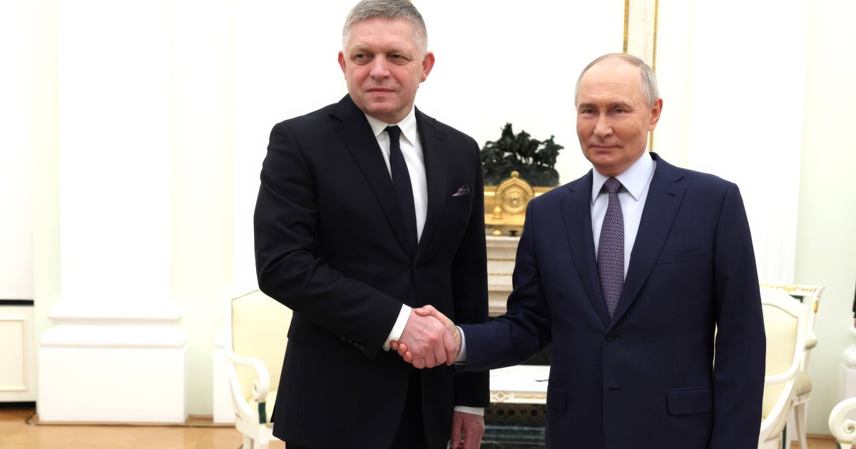 Robert Fico (stânga) dă mâna cu Vladimir Putin în timpul unei vizite a premierului slovac la Moscova, în decembrie 2024 Foto: Imago