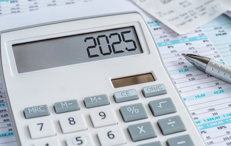 „Ordonanța trenuleț” aduce tăieri bugetare în 2025. Salariile, beneficiile, angajările și concediile medicale vor fi afectate