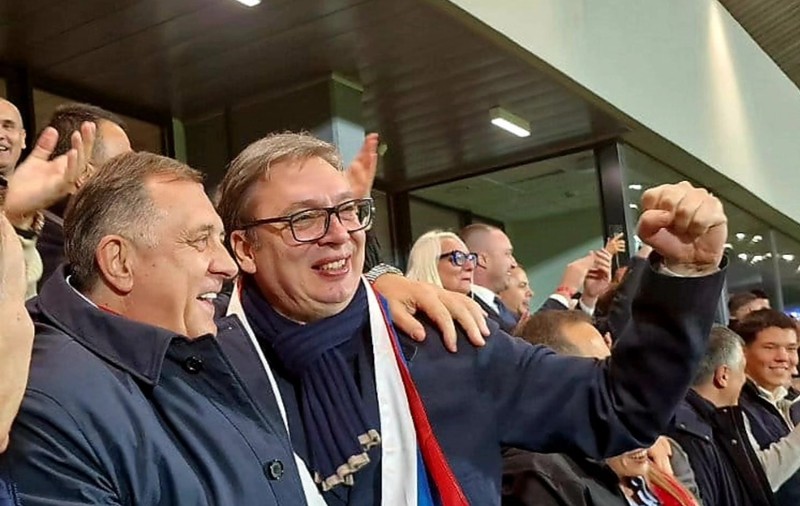 Președintele sârb Aleksandar Vucici a sărbătorit victoria naționalei de fotbal în fața Elveției cu o eșarfă cu steagul Rusiei la gât: „Calul troian al Moscovei” | VIDEO