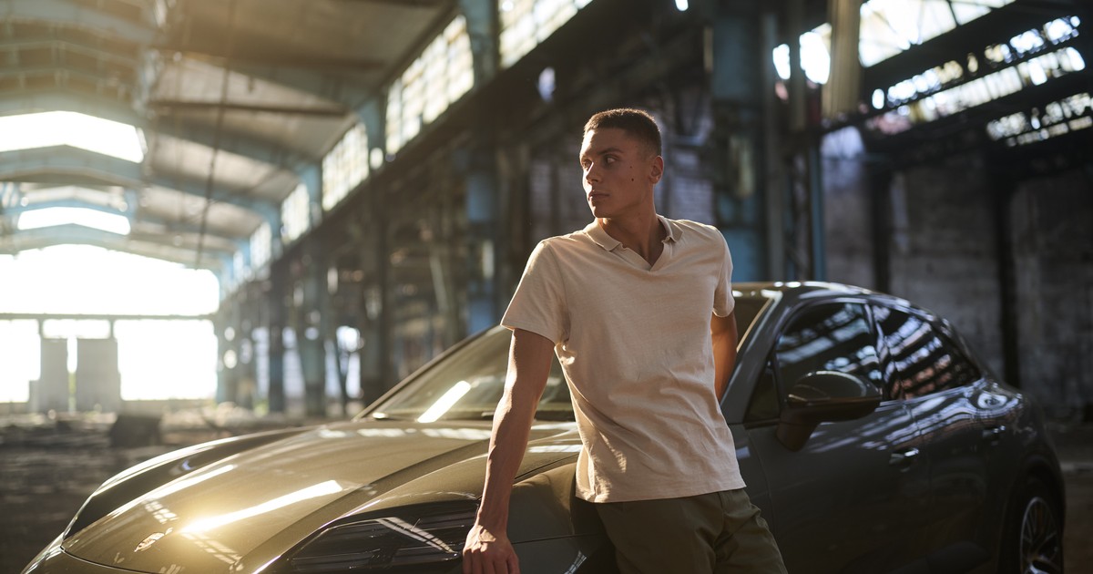 David Popovici a semnat un nou parteneriat: ședință foto specială pe străzile din București cu un Porsche Macan Electric