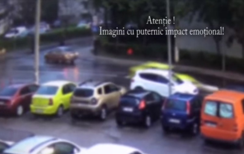 O femeie a fost lovită de un taxi pe trecerea de pietoni, în Bacău. Momentul, surprins de o cameră de supraveghere