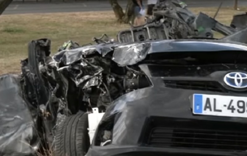 VIDEO | Patru copii au fost carbonizați, după ce mașina în care se aflau a fost lovită de un TIR. Șoferul camionului își căuta cablul de la telefon