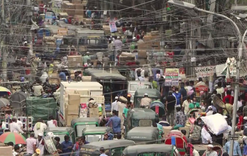 Imagini șocante din capitala haosului, în anul coronavirusului. Distanțarea socială, misiune imposibilă în Bangladesh