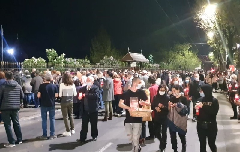 Paști în cartier: Poliția a blocat strada Reșița pentru sutele de credincioși din Berceni