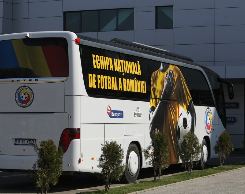 ROMÂNIA - FEROE, DUMINICĂ, ORA 19:00, TVR 1 / Tricolorii au făcut pe bancherii la sediul noului sponsor. Repriză de autografe și fotografii / GALERIE FOTO