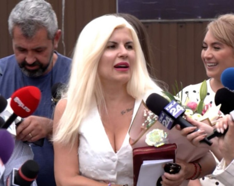 Cât costă geanta verde Louis Vuitton purtată de Elena Udrea în București. La două luni de la ieșirea din închisoare, a revenit la aparițiile scumpe