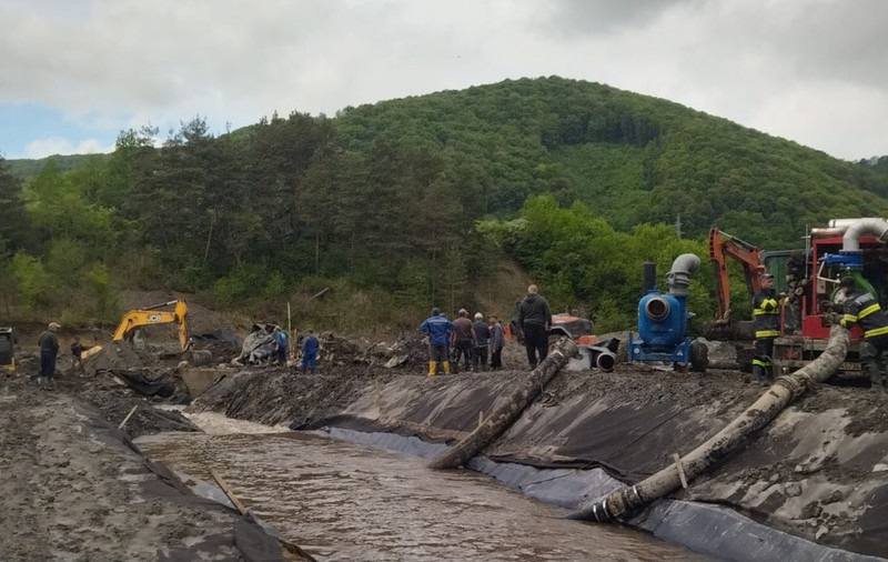 Salina Praid a fost închisă turiștilor din cauza inundațiilor. Pompierii acționează de 4 nopți, în condițiile în care în zonă plouă încontinuu