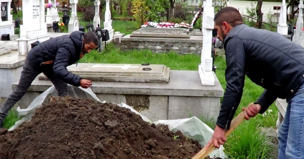 Bătrân de 79 de ani, amendat cu 60.000 de lei pentru că își săpa cavoul cu doi muncitori