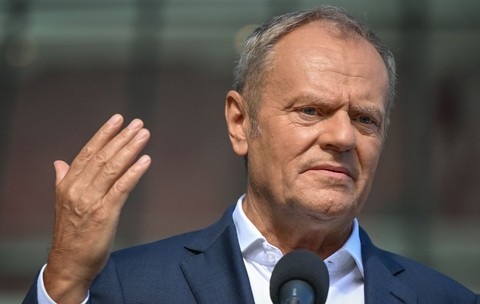 Donald Tusk ridicând mâna. Sursă foto: Profimedia.
