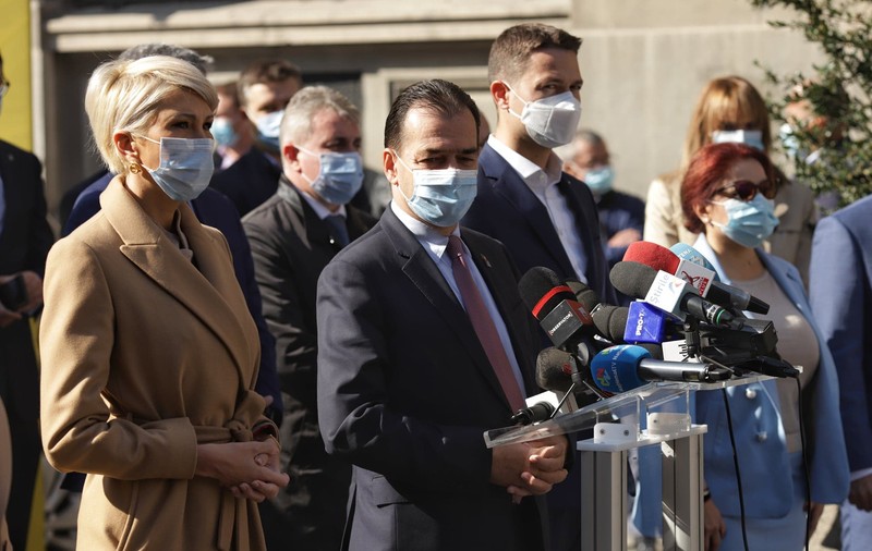 VIDEO | PNL a depus semnăturile de susţinere pentru candidaţii liberali la alegerile parlamentare. Ludovic Orban: “PSD nu a murit. PSD se zvârcolește”