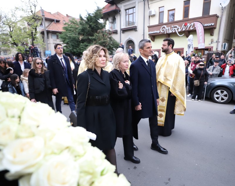 Imagini sfâșietoare la înmormântarea lui Mircea Lucescu. Neli Lucescu, ținută strâns de mână de fiu și sprijinită de noră
