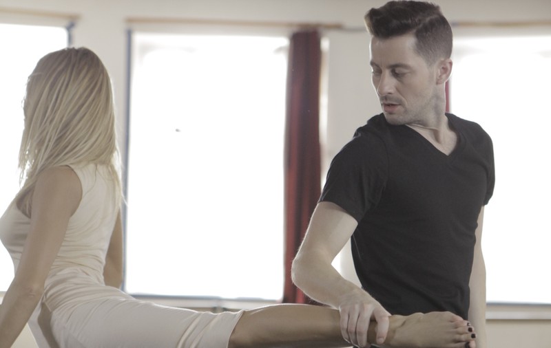 Adrian Sînă a filmat videoclipul piesei "Arde ceva" | FOTO