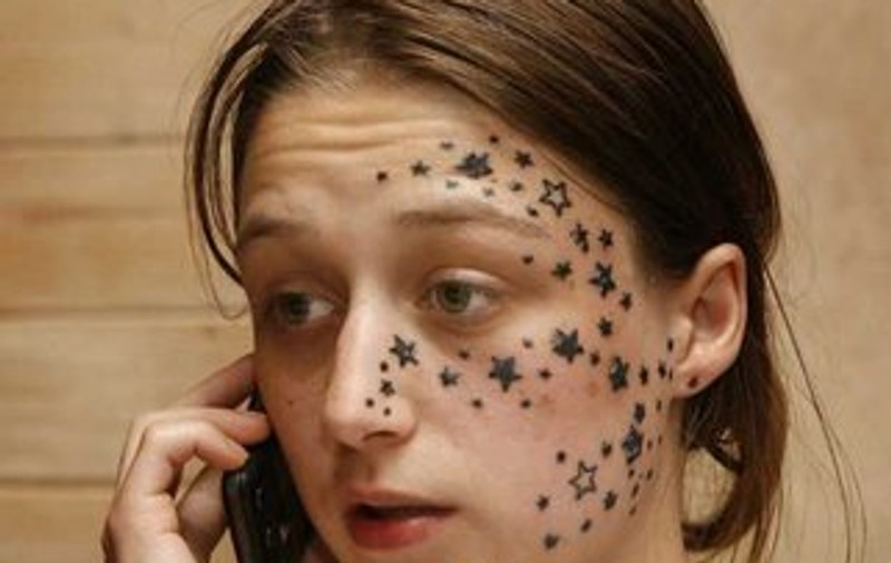 A vrut şă-şi tatueze trei steluţe pe faţă şi s-a ales cu 56