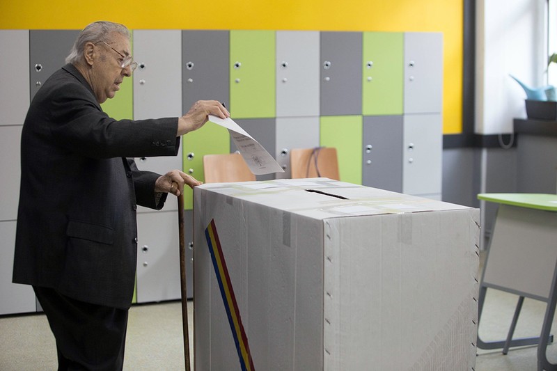 Un alegător care a votat la alegerile prezidentiale, la Liceul Spiru Haret din Bucuresti, duminică, 10 noiembrie. Foto: Hepta