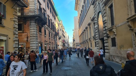 Străduțele înguste sunt pline de turiști
