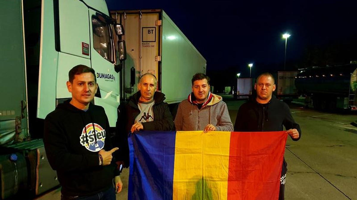 Un român din Germania îi duce la vot cu mașina lui pe șoferii de TIR