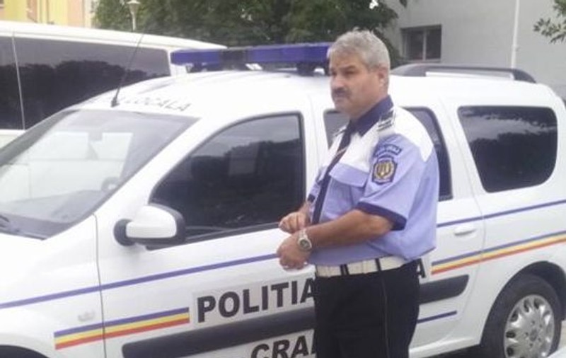 Polițist local din Craiova târât 10 metri cu mașina de un şofer care urma să facă nuntă sâmbătă VIDEO