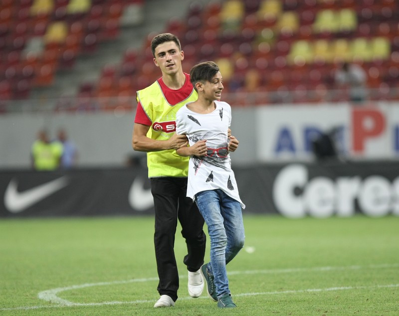 Dar cu puștiul ce-ați avut?! Și forțele de ordine au fost ”nervoase” pe Arena Națională: au evacuat, cu zâmbetul pe buze, un copil