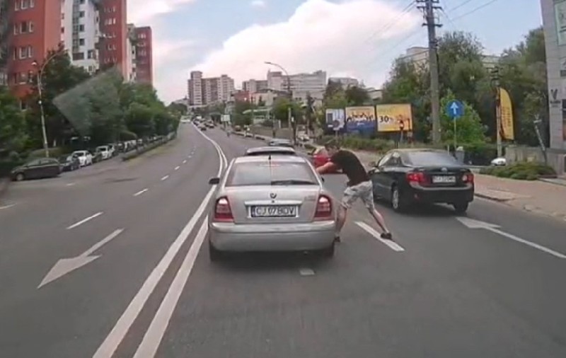 Un șofer de 25 de ani a bătut un pensionar din altă mașină, în trafic, la Cluj. Câte zile a rămas fără permis