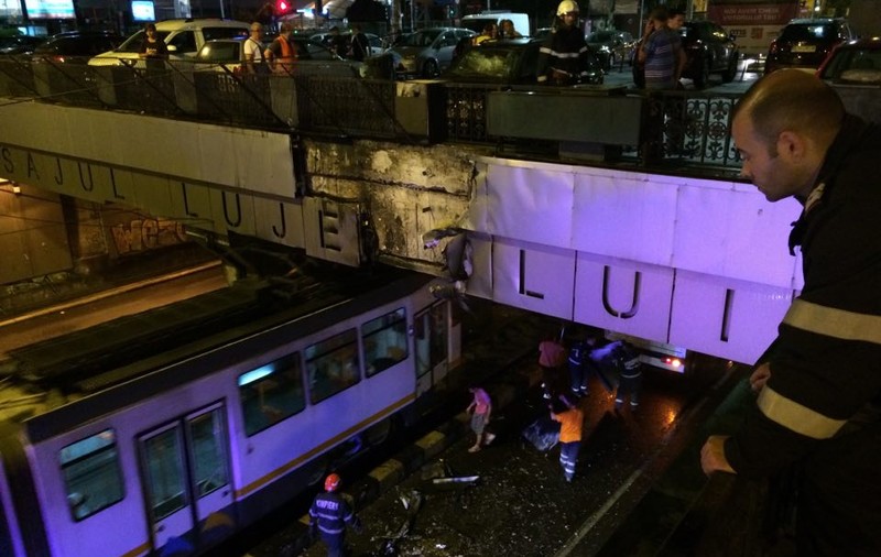 Flăcări la Pasajul Lujerului. Pompierii au ajuns la fața locului. Totul a pornit de la instalația electrică