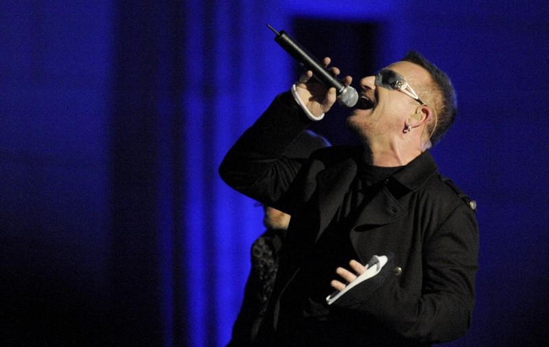 Bono de la U2, operat de urgenţă la coloană