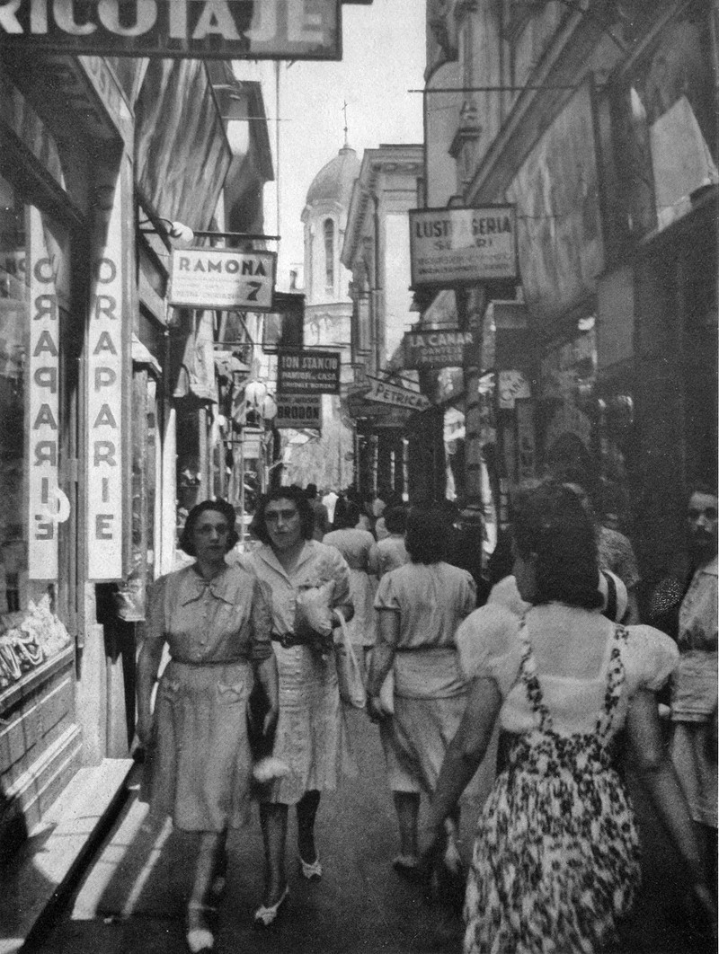 Bucureștence la cumpărături, pe cea mai strâmtă stradă din București, sursa: Willy Pragher Orașul Contrastelor, 1940